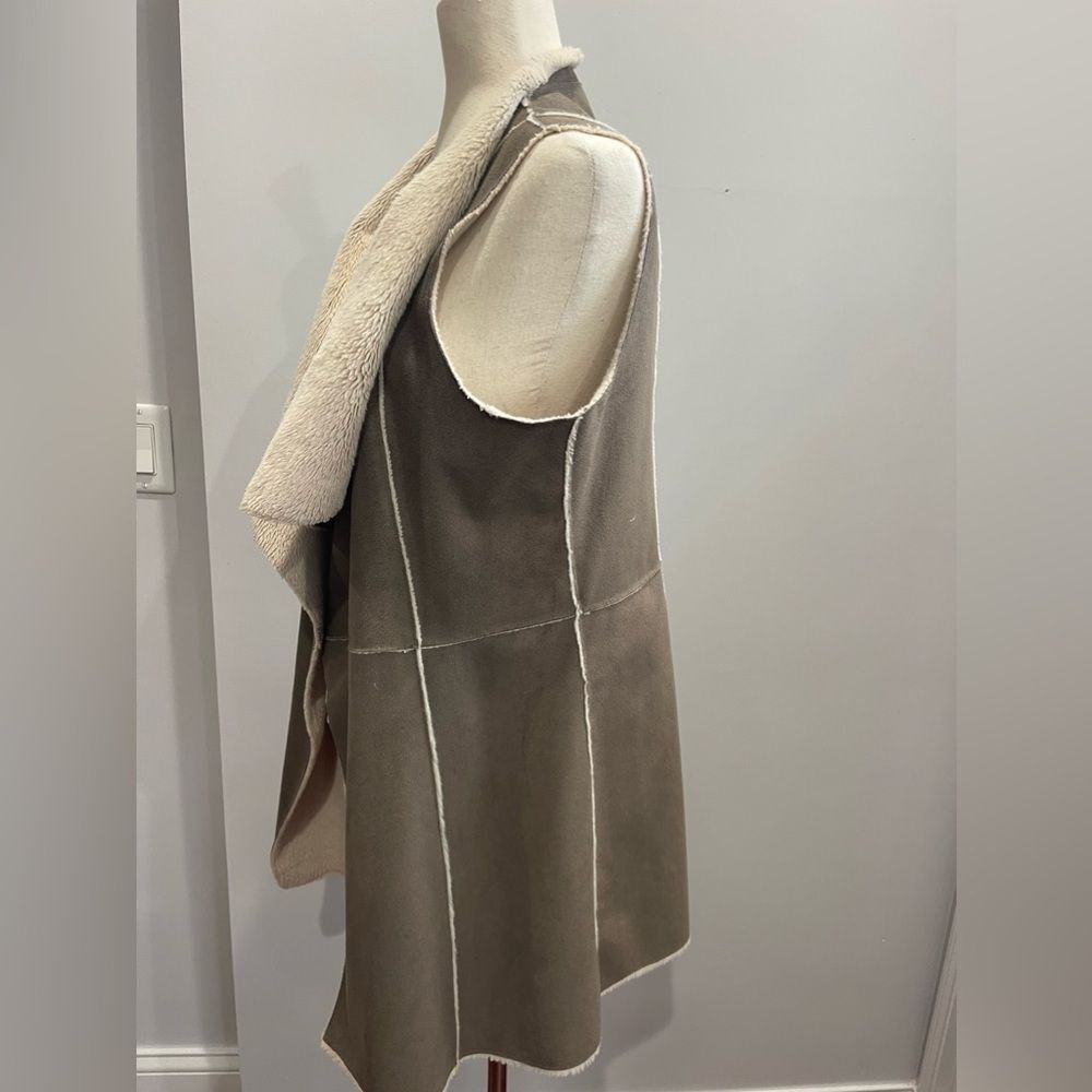 Dolce Cabo Faux Fur Vest - Picture 4 of 8